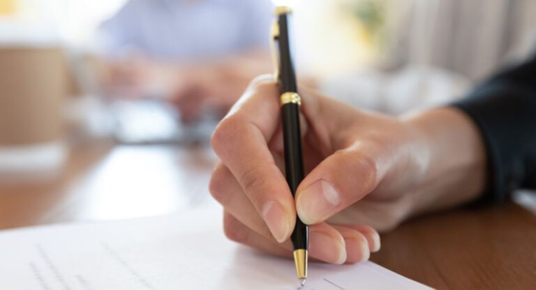 Enterprise software licensing concept showing ELA software agreement, cloud systems, multiple applications, and centralized IT management for businesses.