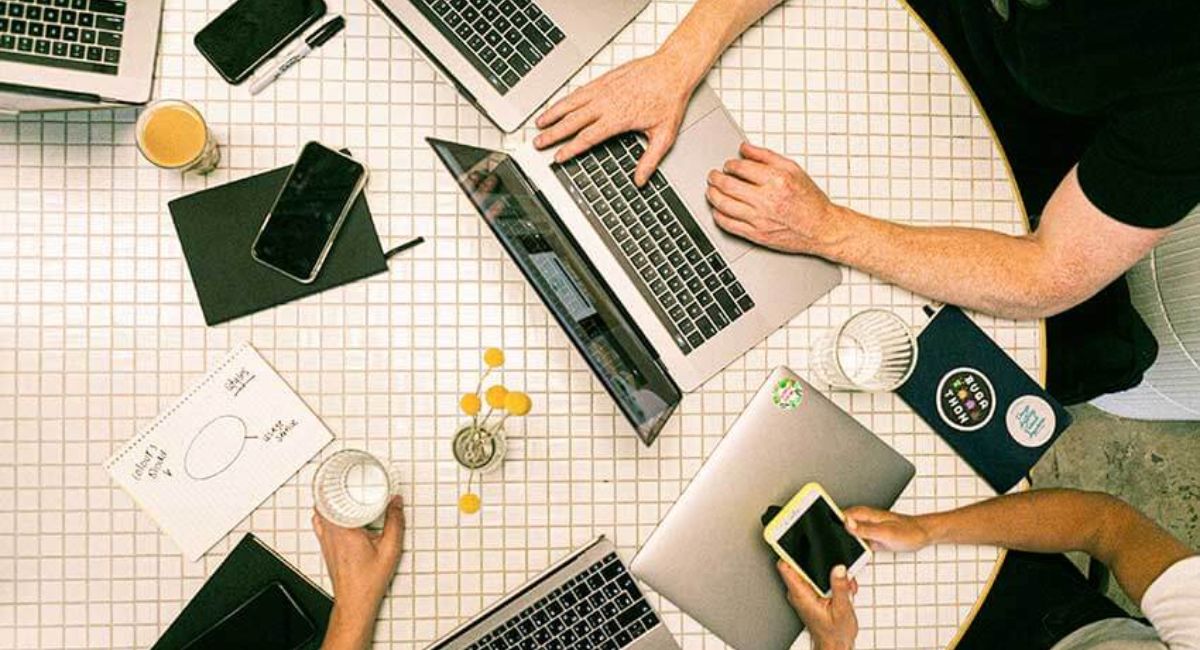 Explanation of what is cross-platform software showing applications running on Windows, macOS, Android, and iOS using a single codebase concept.